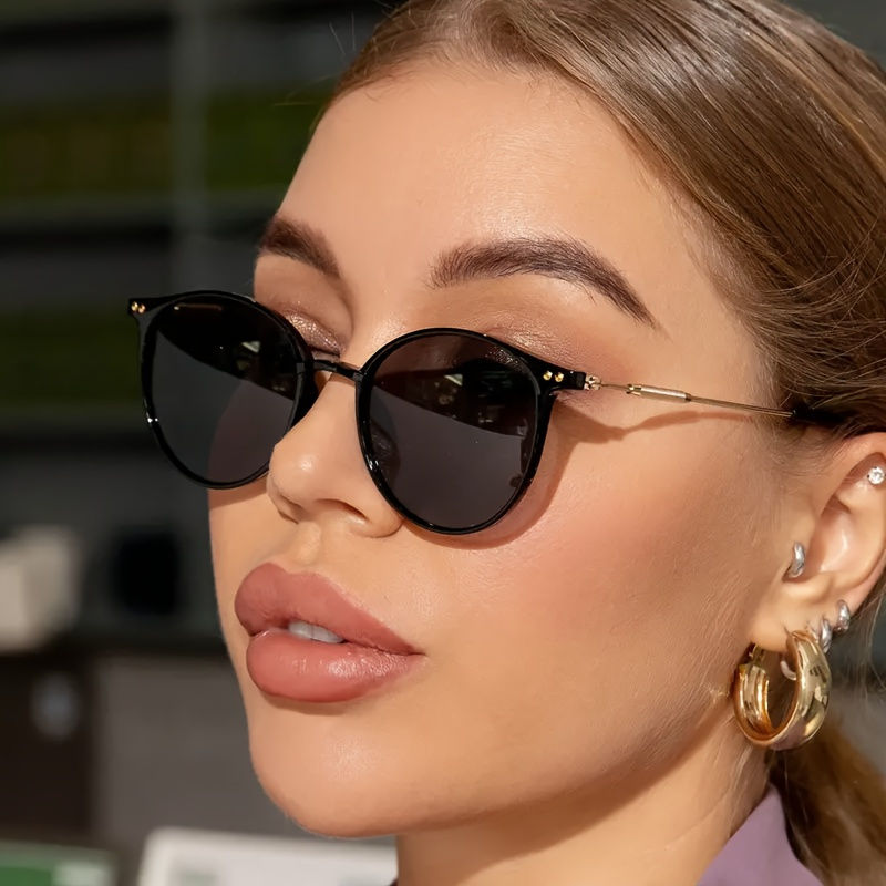 A Pair of Stylish And Lightweight Women'S Glasses: Metal Frame, PC Lenses, Metal