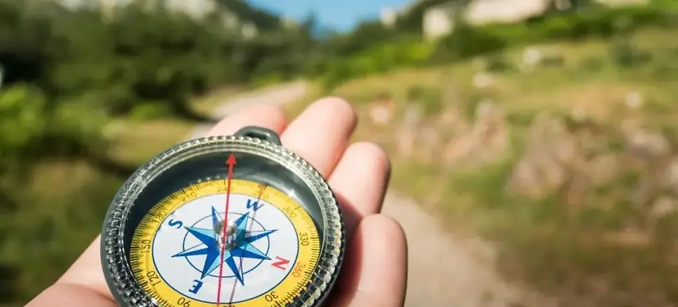 Comment-choisir-boussole-randonnee.webp