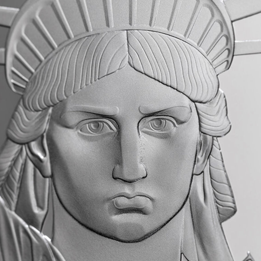 Фрагмент срібної монети 1 oz .999 із голографічним захисним елементом та деталізованим зображенням Статуї Свободи.