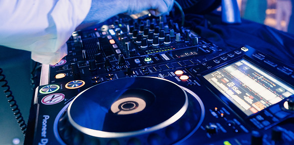 DJ