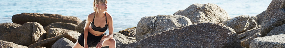 Fille d'étirement à la plage