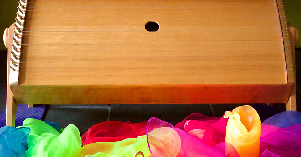 Körpertambura mit bunten Tüchern und Kerzen. Wohlfühlen, Entspannen, Regenerieren, Lauschen, Spüren