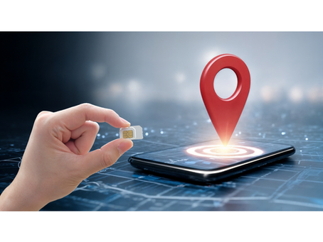 Mano sosteniendo un chip de telefonía frente a un teléfono con marcador de ubicación, representando la conectividad celular en el rastreo GPS en tiempo real