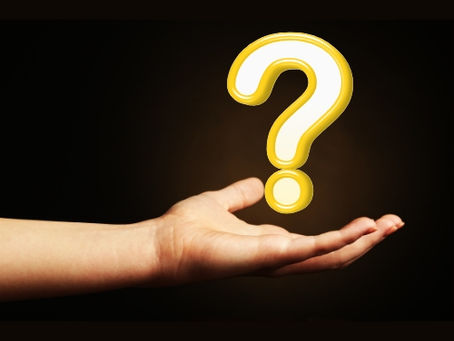 Mano extendida con signo de interrogación dorado flotante, representando las preguntas frecuentes y dudas comunes antes de elegir un rastreador GPS especializado