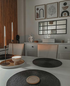 Friskboendes städare utför noggrant hemstädning för ett rent och fräscht hem