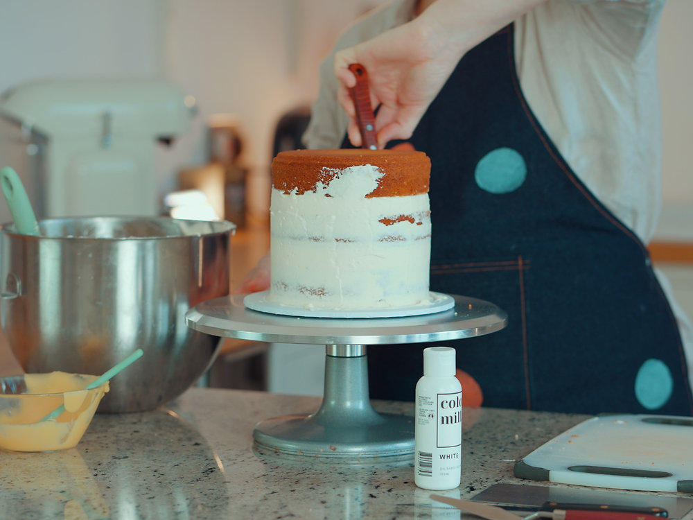 What is a Crumb Coat for Cake Decorating? All you need to know!