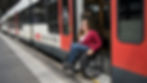 Eine Bahnreisende im Rollstuhl verlässt selbstständig einen Zug