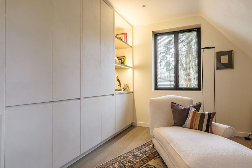 Modern house with a refined interior by Studio-AP.
This contemporary design brings together a living room, kitchen, home office, and bedroom in perfect harmony. Carefully selected materials and rich textures create a warm, balanced atmosphere — a thoughtful expression of interior architecture tailored to modern living.