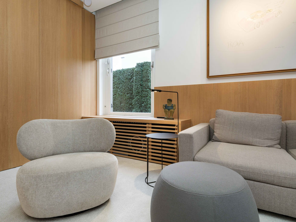 Renovation, modern design, tailored to the client’s wishes — materials, colors, and interior architecture carefully curated by Studio-AP.
A hidden TV behind sliding panels adds elegance to the living area, seamlessly integrated into a bespoke TV space.