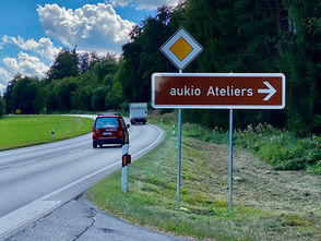 DAS NEUE SCHILD AN DER B2 WEIST ENDLICH SICHER DEN WEG ZU UNS IN DEN WALD