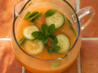 Agua de papaya con pepino y menta