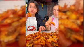 ¿Comerías los famosos camarones tiraditos? Son arrojados desde una bolsa a la mesa