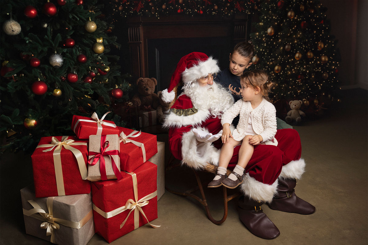 サンタクロースと女の子のクリスマス写真