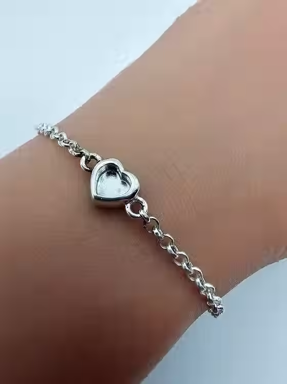 Thumbnail: Dainty Heart Bracelet