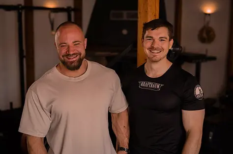 Marcel und Lucas im Kraftraum.