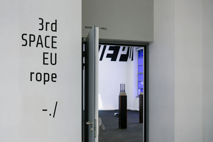 3RD-SPC./RP – no. 5 | Tišina vjetra – The Poetry of Multilingualism 
Art Directors: Lina Franko & Andi Slawinski
Curators: Lars Breuer & Igor Grubić
Artists: Lars Breuer, Julia Bünnagel, Nemanja Cvijanović, Tanja Dabo, Igor Eškinja, Lina Franko, Clemens Botho Goldbach, Igor Grubić, Lucia Kotikova, Johanna von Monkiewitsch, Mak Murtić, Linda Nadji, Goran Petercol, Johanna Reich, Neli Ružic, Til Schneider, Andi Slawinski, Marko Tadić, Goran Trbuljak  and Denise Winter

Installation view at the MMSU – Museum of Modern and Contemporary Art Rijeka | © Juraj Vuglač