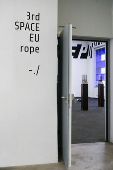 3RD-SPC./RP – no. 5 | Tišina vjetra – The Poetry of Multilingualism 
Art Directors: Lina Franko & Andi Slawinski
Curators: Lars Breuer & Igor Grubić
Artists: Lars Breuer, Julia Bünnagel, Nemanja Cvijanović, Tanja Dabo, Igor Eškinja, Lina Franko, Clemens Botho Goldbach, Igor Grubić, Lucia Kotikova, Johanna von Monkiewitsch, Mak Murtić, Linda Nadji, Goran Petercol, Johanna Reich, Neli Ružic, Til Schneider, Andi Slawinski, Marko Tadić, Goran Trbuljak  and Denise Winter

Installation view at the MMSU – Museum of Modern and Contemporary Art Rijeka | © Juraj Vuglač