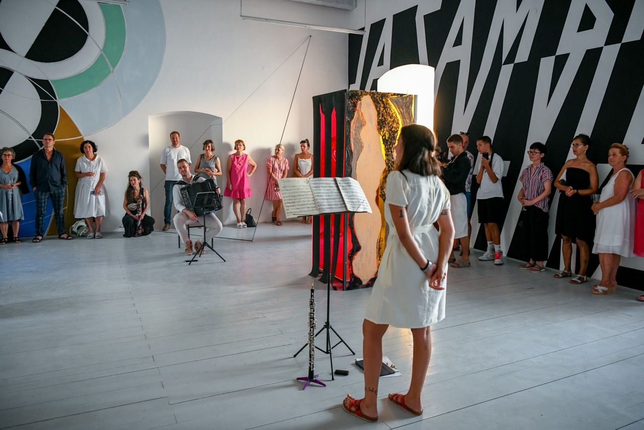/ 3RD-SPC./RP - project no. 3
with Anna-Maria Bogner, Lars Breuer, Igor Grubić, Igor Kovač, Denis Krašković, Gabi Luigs, Linda Nadji, Marie Ogoshi, Helena Parada Kim, Martin Pfeifle, Izvor Pende, Marijana Pende, Deniz Saridas, Nika Špan, Mirko Tschauner, Christoph Westermeier, Eno de Wit and 3RD-SPC./RP (Lina Franko | Andi Slawinski)