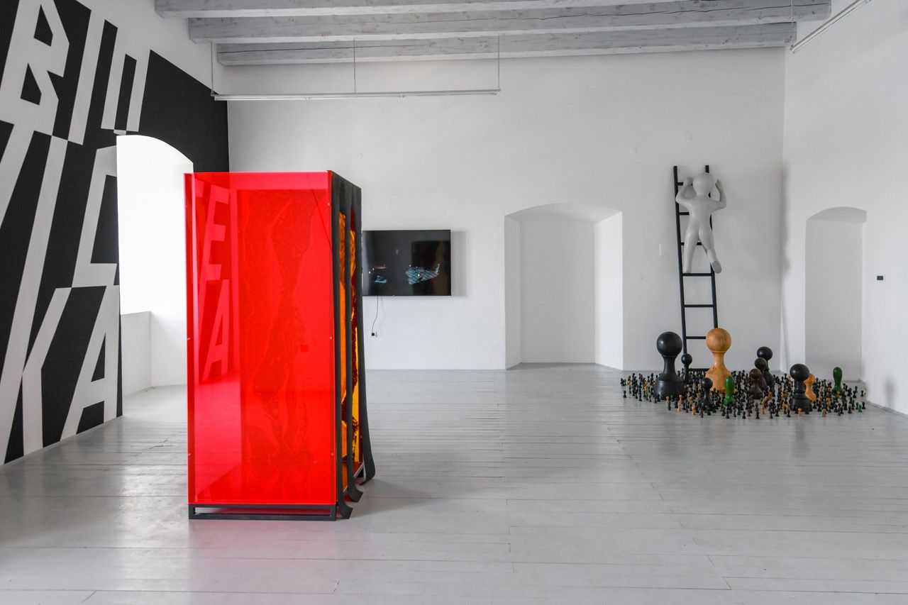 / 3RD-SPC./RP - project no. 3
with Anna-Maria Bogner, Lars Breuer, Igor Grubić, Igor Kovač, Denis Krašković, Gabi Luigs, Linda Nadji, Marie Ogoshi, Helena Parada Kim, Martin Pfeifle, Izvor Pende, Marijana Pende, Deniz Saridas, Nika Špan, Mirko Tschauner, Christoph Westermeier, Eno de Wit and 3RD-SPC./RP (Lina Franko | Andi Slawinski)
Project opening at the Art Association RIZOM [ K ], Frankopan Castle | © Juraj Vuglač
3RD-SPC./RP – project no. 3
