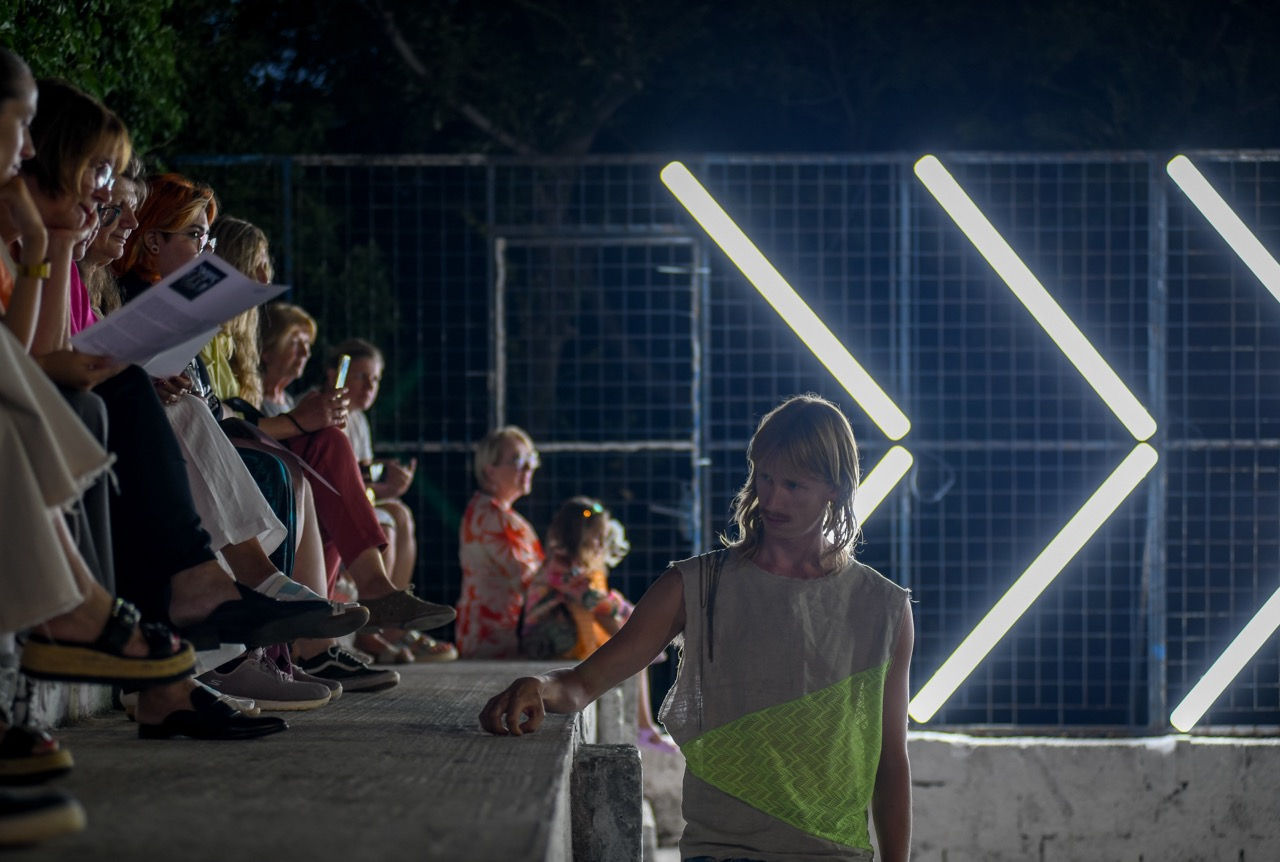 „THE HALF THROUGH“
/ Daniela Georgieva (choreography) and Martin Pfeifle (installation) with Christoph Speit, Snorre Elvin and David Kummer.
3RD-SPC./RP – project no. 4, with Anna-Maria Bogner, Lars Breuer, Julia Bünnnagel, Snorre Elvin, Igor Eškinja, Lina Franko, Daniela Georgieva, Igor Grubić, Denis Krašković, David Kummer, Mak Murtić, Linda Nadji, Marie Ogoshi, Mariana Pende, Martin Pfeifle, Andi Slawinski, Christoph Speit, Mari Ángeles del Valle, Mirko Tschauner and Christoph Westermeier