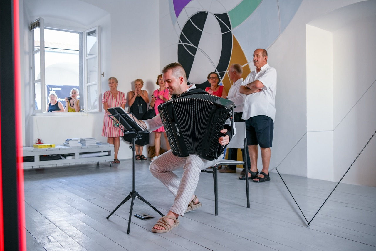 / 3RD-SPC./RP - project no. 3
with Anna-Maria Bogner, Lars Breuer, Igor Grubić, Igor Kovač, Denis Krašković, Gabi Luigs, Linda Nadji, Marie Ogoshi, Helena Parada Kim, Martin Pfeifle, Izvor Pende, Marijana Pende, Deniz Saridas, Nika Špan, Mirko Tschauner, Christoph Westermeier, Eno de Wit and 3RD-SPC./RP (Lina Franko | Andi Slawinski)