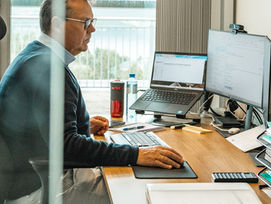 Arild jobber på kontoret