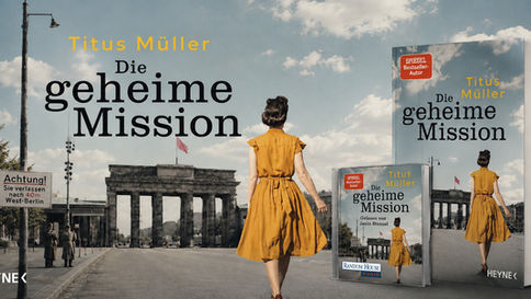 Banner zu „Die geheime Mission“ von Titus Müller mit historischem Berlin-Motiv, Brandenburger Tor sowie Buch- und Hörbuchausgabe des Romans im Stil des Kalten Krieges.
