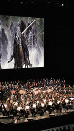 Über 200 Musiker spielen live den „Herr der Ringe“-Soundtrack, während die Nazgûl über die Leinwand reiten.