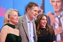 Chaos, Charme und Kult-Comedy: Liam Neeson und Pamela Anderson feiern DIE NACKTE KANONE in Berlin