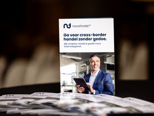 A table with Novatrade24 leaflets