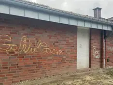 Klinkerfassade einer Krefelder Kita vor der Graffitientfernung
