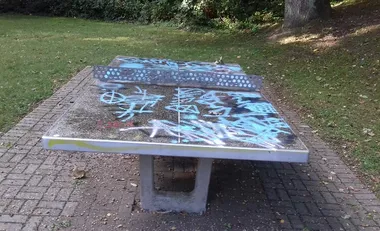 Graffitientfernung Spielplatz Mülheim: Zustand vor der Reinigung
