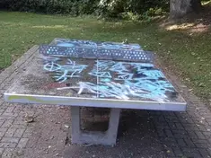 Graffitientfernung Spielplatz Mülheim: Zustand vor der Reinigung
