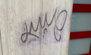 Graffiti an der Fassade vor der Entfernung