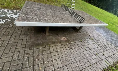 Gereinigte Spielgeräte nach der Graffitientfernung in Mülheim