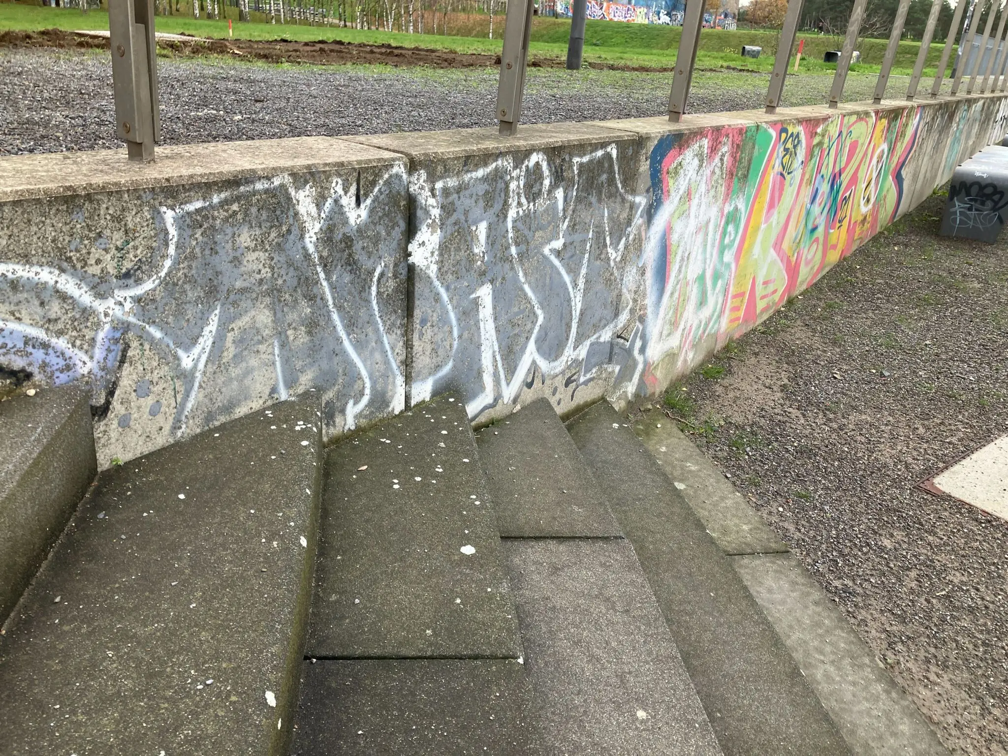 Graffitientfernung Zukunftsgarten Duisburg: Treppenanlage mit jahrealten Graffiti-Tags vor der Reinigung