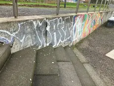 Graffitientfernung Zukunftsgarten Duisburg: Treppenanlage mit jahrealten Graffiti-Tags vor der Reinigung