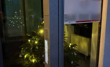 Graffiti am Klingelterminal vor der Entfernung