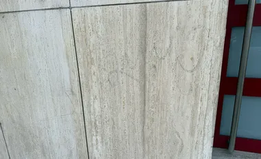 Graffiti an der Fassade nach der Entfernung