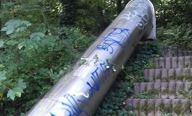 Graffitientfernung Spielplatz Mülheim: Zustand vor der Reinigung
