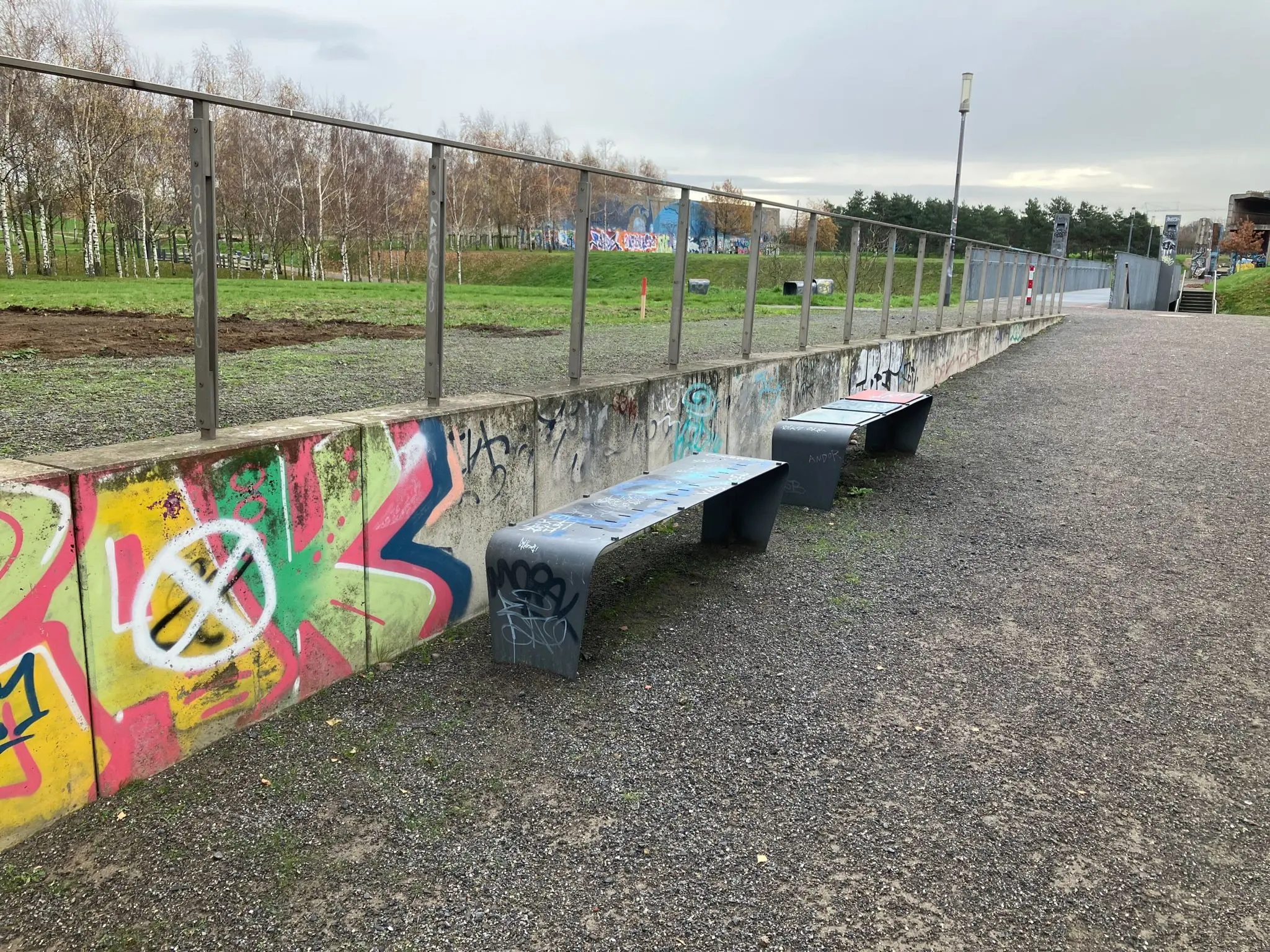 Graffitientfernung Zukunftsgarten Duisburg: Weg entlang der Betonmauer vor der Reinigung