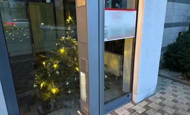 Graffiti am Klingelterminal nach der Entfernung
