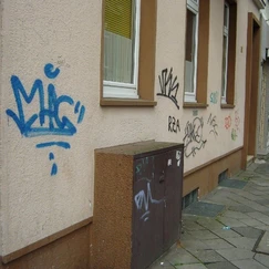 Mehrfamilienhaus in Düsseldorf vor der Graffitientfernung