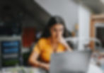 Étudiante devant son ordinateur