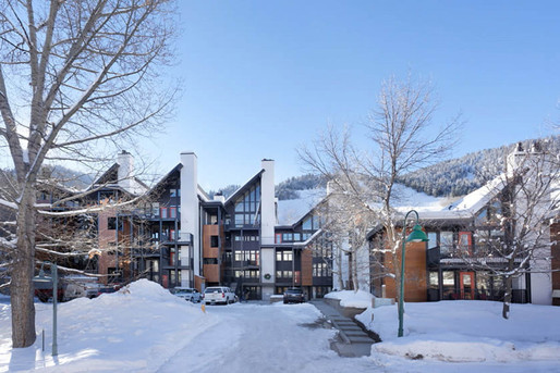 Fifth Avenue Condominiums, Front Entrance