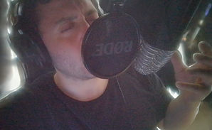 Bu görselde duygu yüklü bir seslendirme kaydı alırkenki halim var.