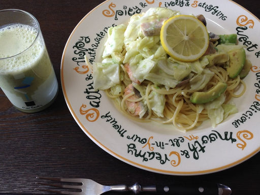 アボガドとサーモンのパスタ