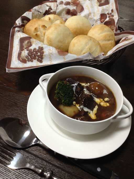 ビーフシチューと焼き立てフランスパン