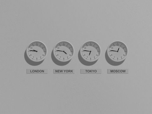 4 orologi bianchi da parete con 4 fusi orari diversi, Londra, New York, Tokyo, Moscow