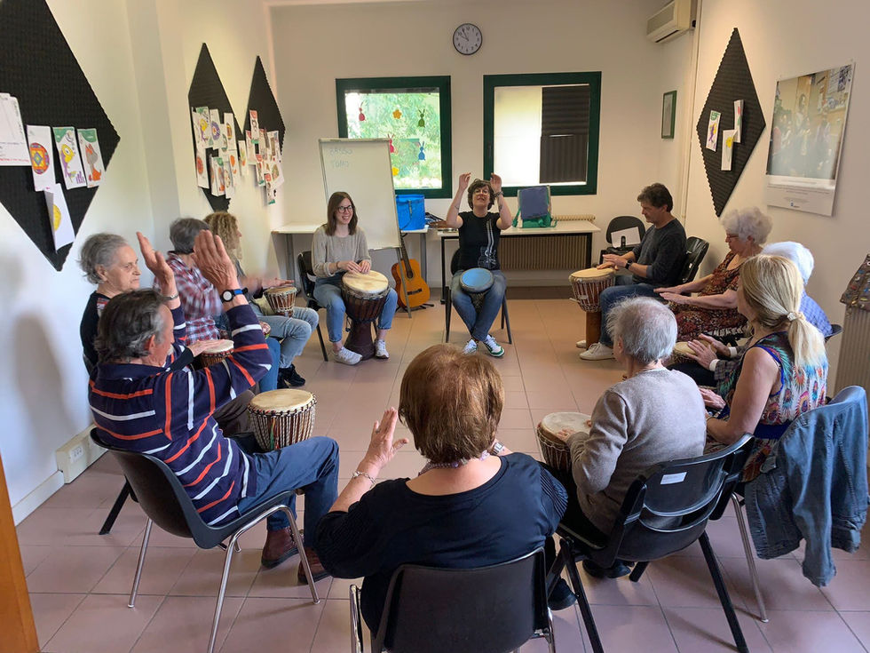 cerchio di tamburi al Cafè Alzheimer